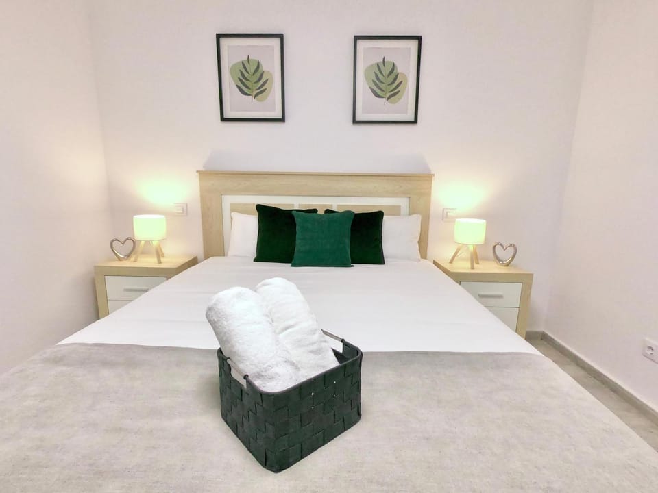 Bed, Bedroom, towels