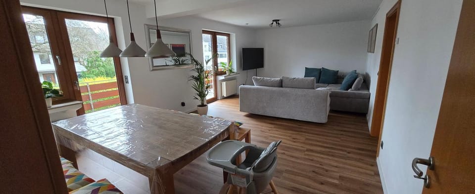 TV and multimedia, Living room, Seating area, Dining area