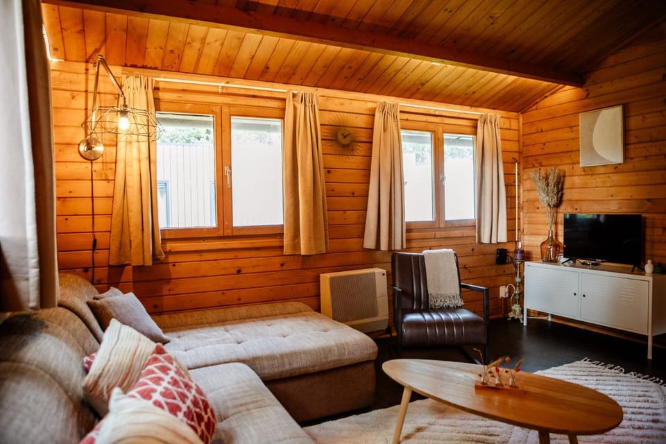 Communal lounge/ TV room, TV and multimedia, Living room, Seating area