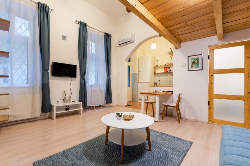 TV and multimedia, Kitchen or kitchenette, Living room, Seating area, Dining area