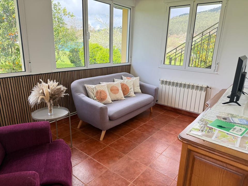 TV and multimedia, Living room, Seating area, internet