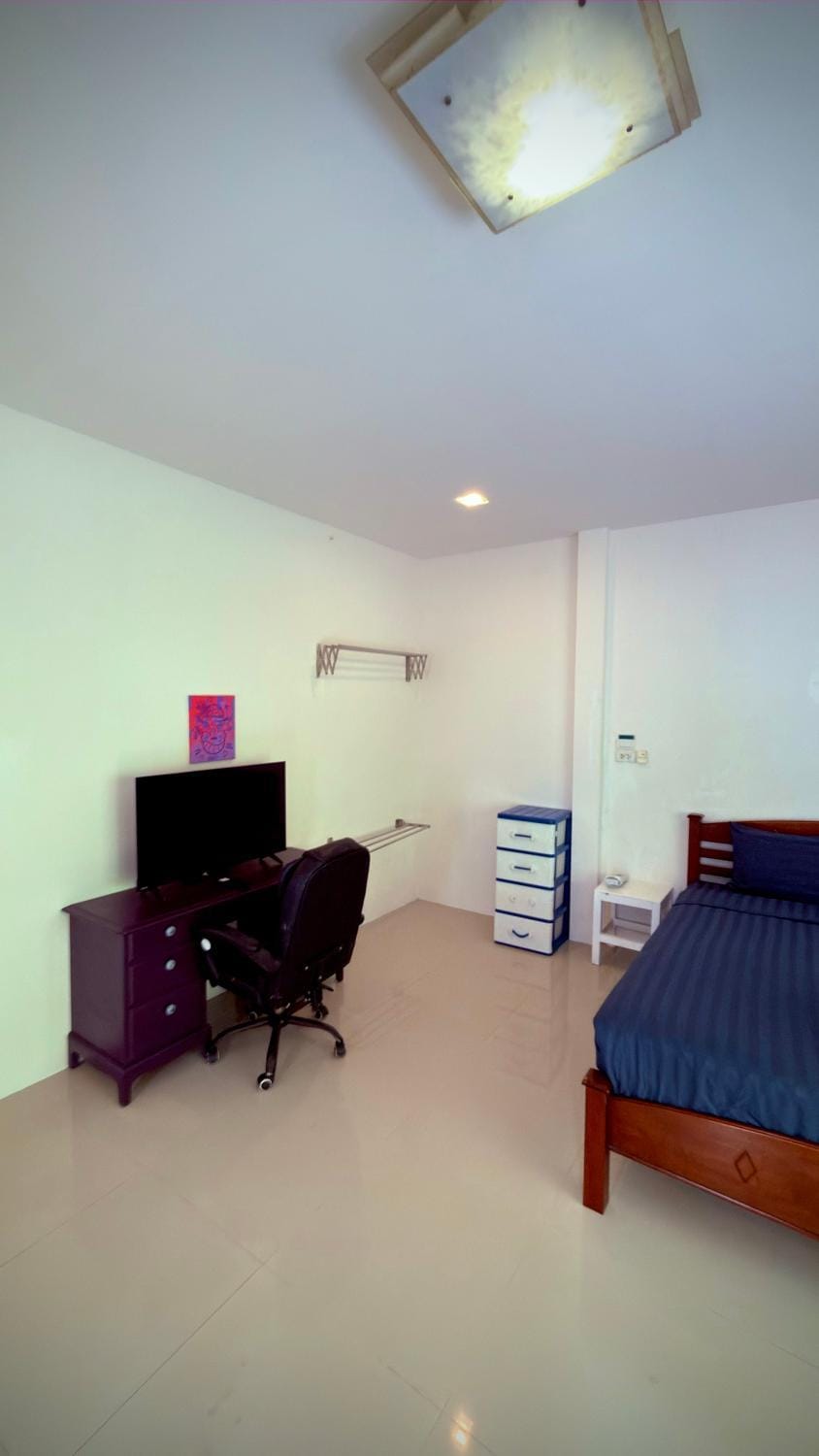 Bed, TV and multimedia, Bedroom