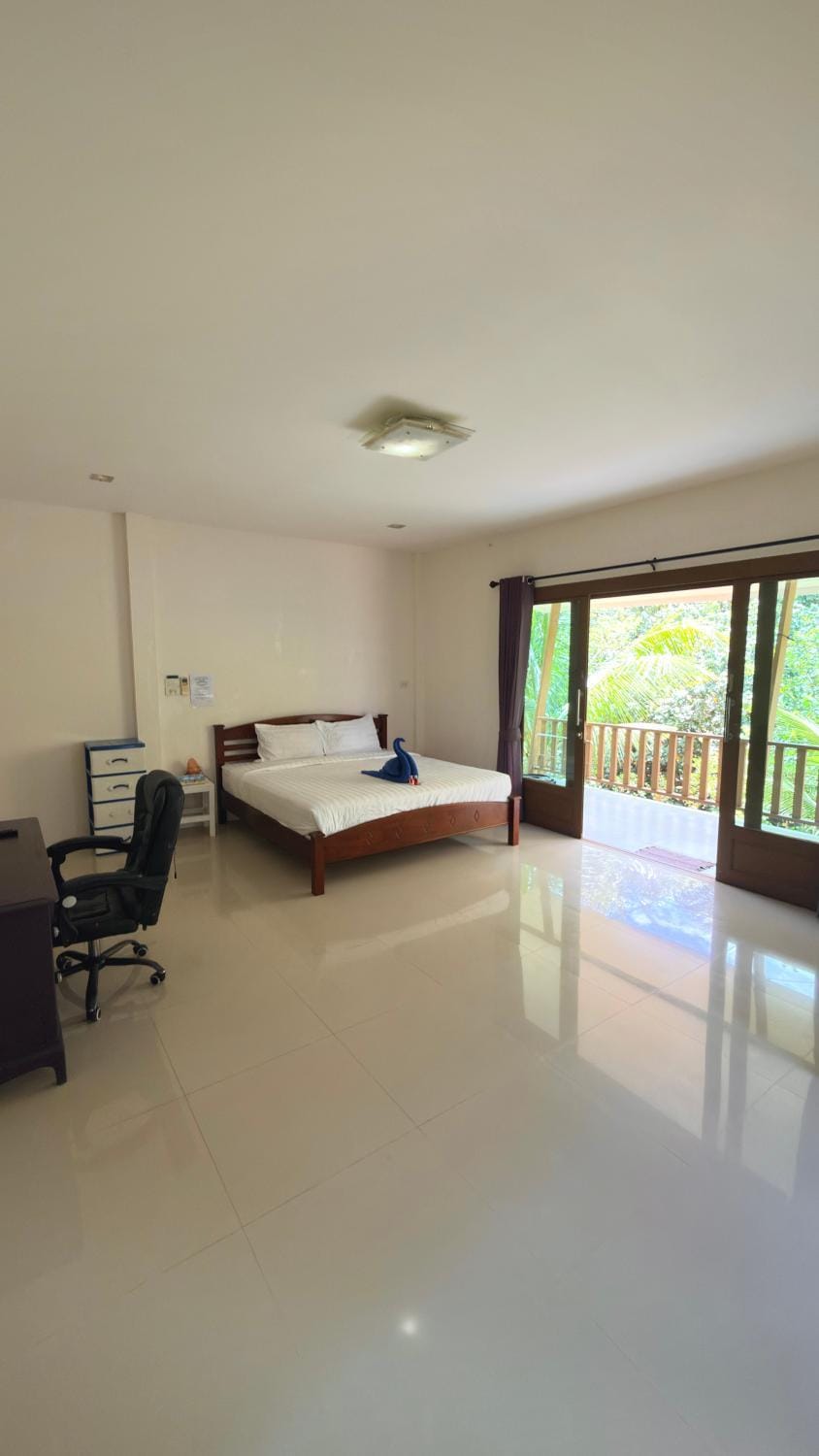 Bed, TV and multimedia, Bedroom