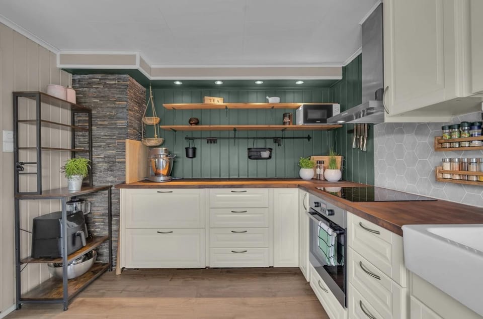 Coffee/tea facilities, Kitchen or kitchenette, oven