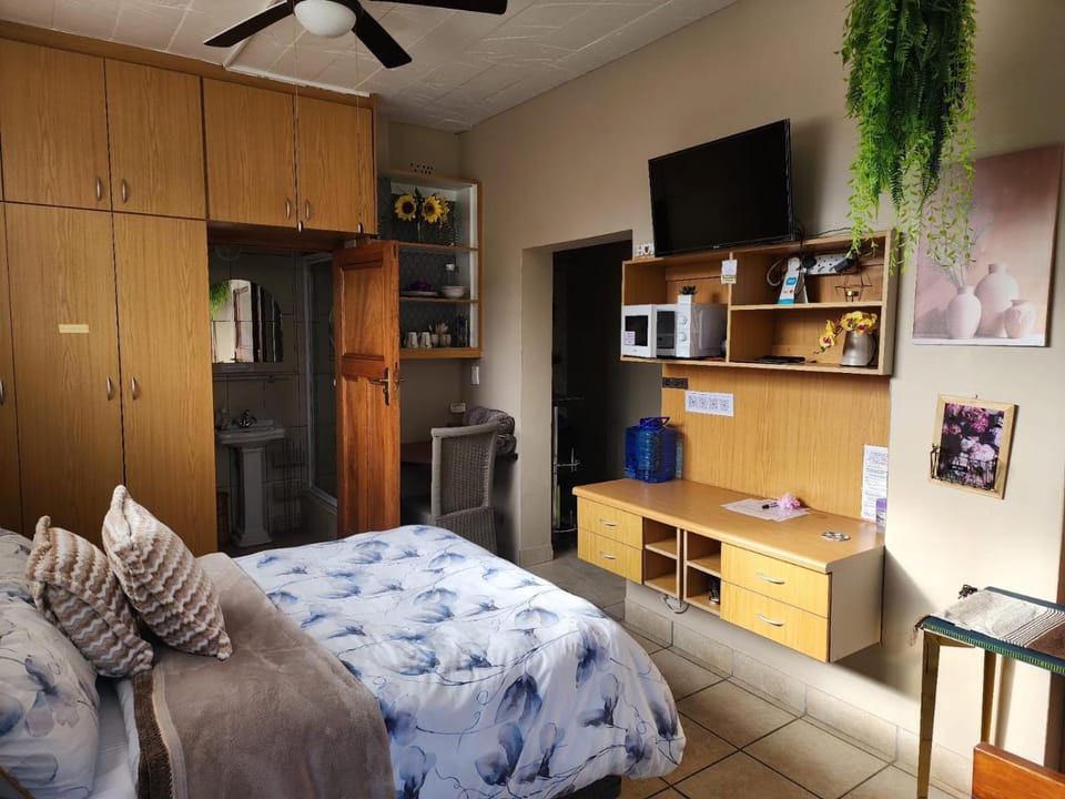 Photo of the whole room, Bedroom, wardrobe