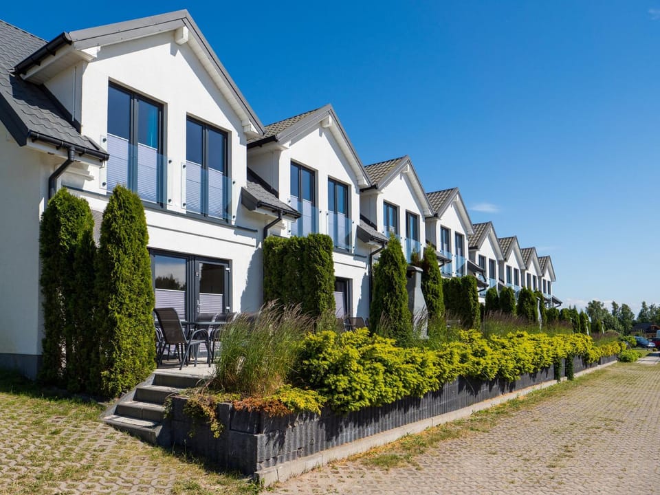 Property building, Summer, Parking