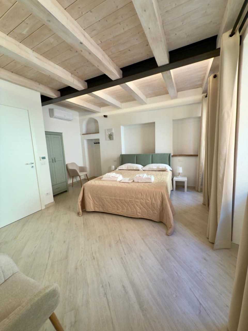 Bedroom, wardrobe, air conditioner