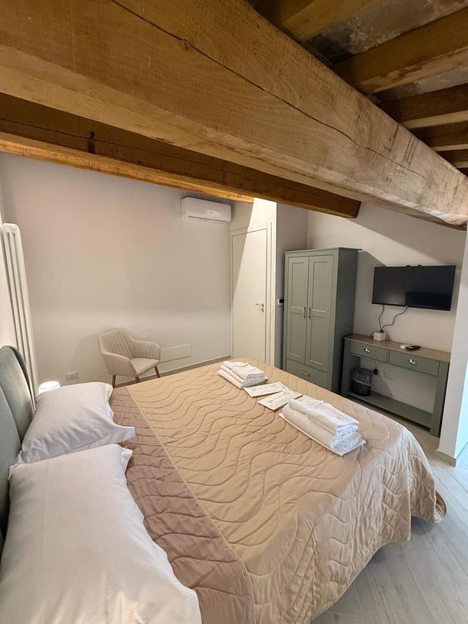 Bed, TV and multimedia, Photo of the whole room, Bedroom, heating, wardrobe, air conditioner