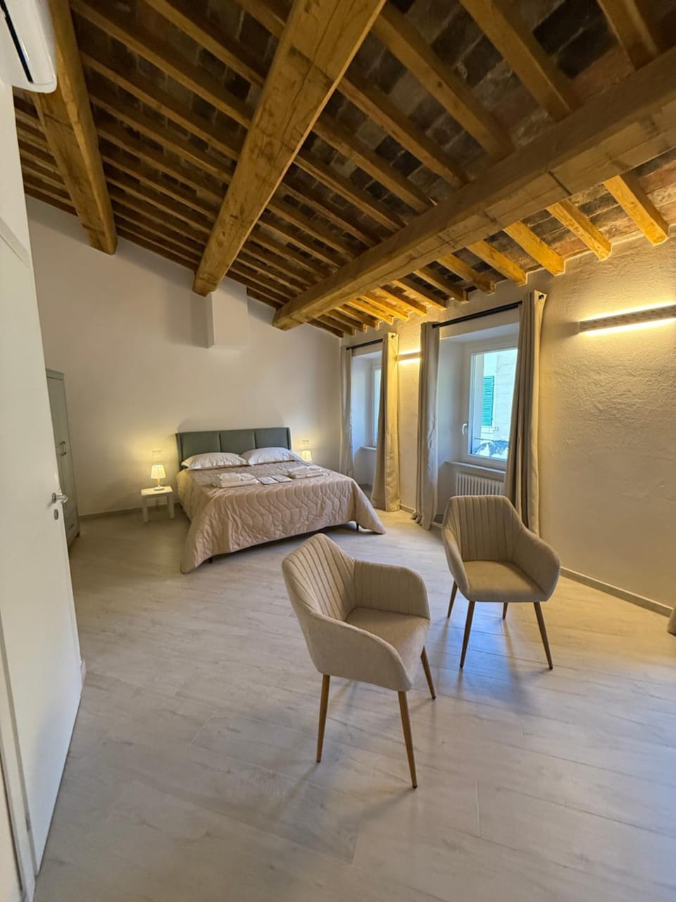 Bed, Living room, Photo of the whole room, Seating area, Bedroom, air conditioner
