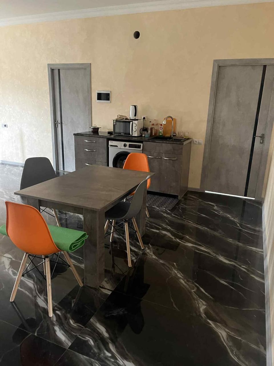 Coffee/tea facilities, Kitchen or kitchenette, Living room, Seating area, Dining area, minibar
