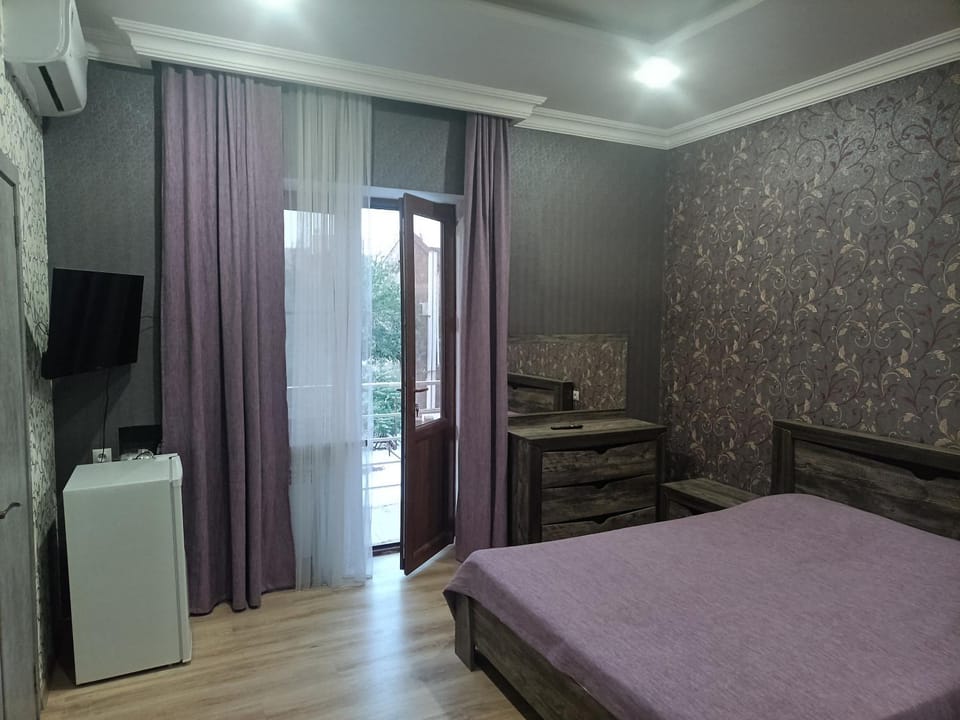Bed, TV and multimedia, Photo of the whole room, Bedroom, air conditioner