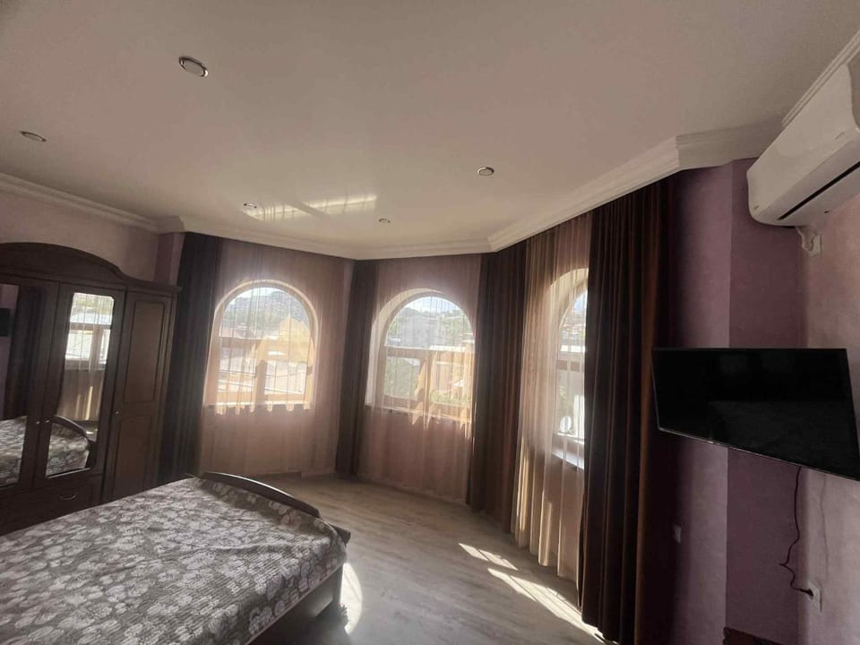 Bed, TV and multimedia, Photo of the whole room, Bedroom, air conditioner