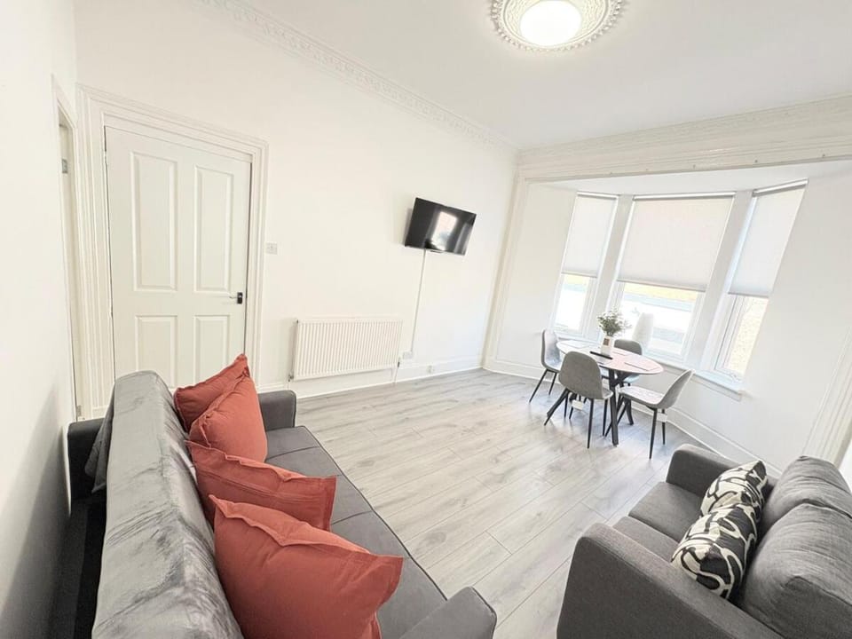 2BR, Sleeps 6, Glasgow Green, Free Parking & Walk Dist to City Centre Apartment in Glasgow