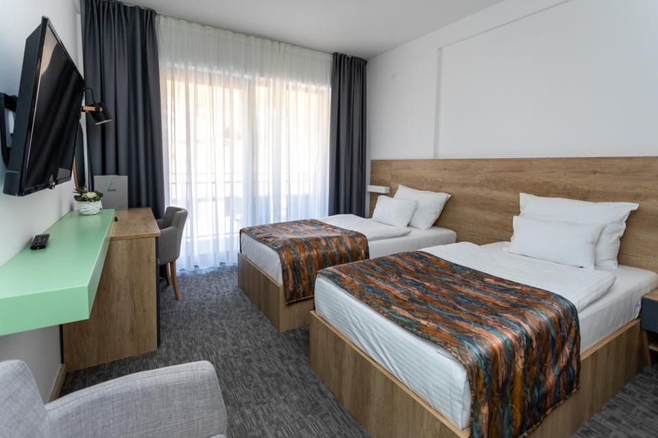 Bed, TV and multimedia, Bedroom