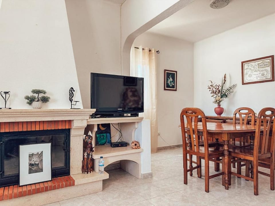 Communal lounge/ TV room, TV and multimedia, Living room, Dining area