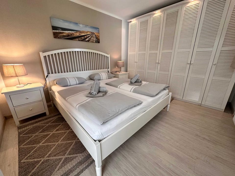 Sky & Sand Homes Storchennest I Cozy Wohnung fuer 4 Gäste mit Terrasse und Parkgarten im Reetdachanwesen in SPO Apartment in Sankt Peter-Ording