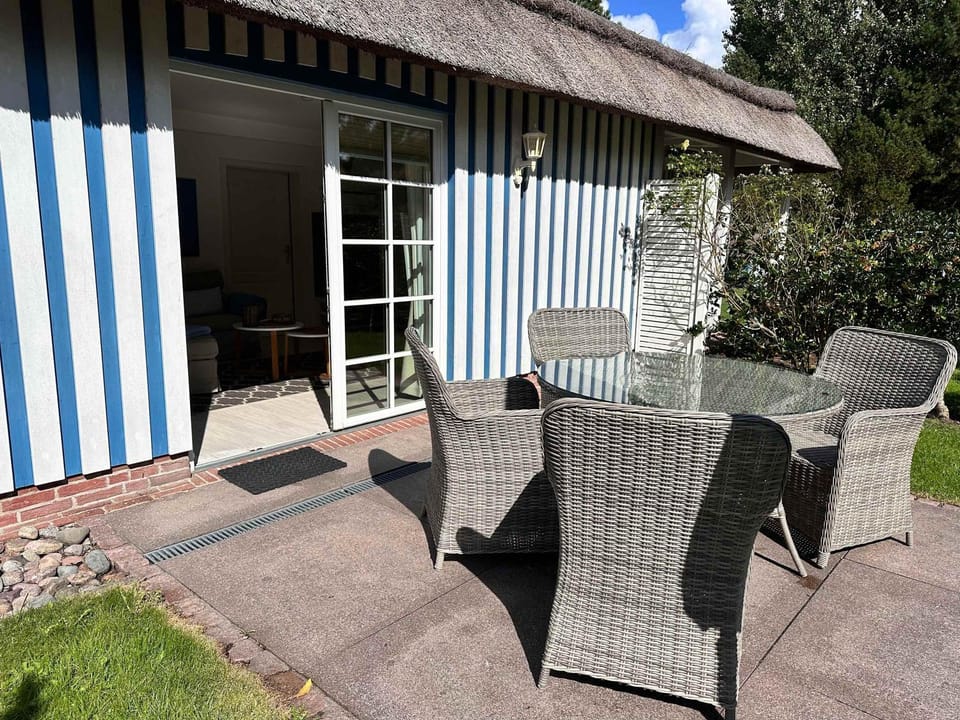 Sky & Sand Homes Storchennest I Cozy Wohnung fuer 4 Gäste mit Terrasse und Parkgarten im Reetdachanwesen in SPO Apartment in Sankt Peter-Ording