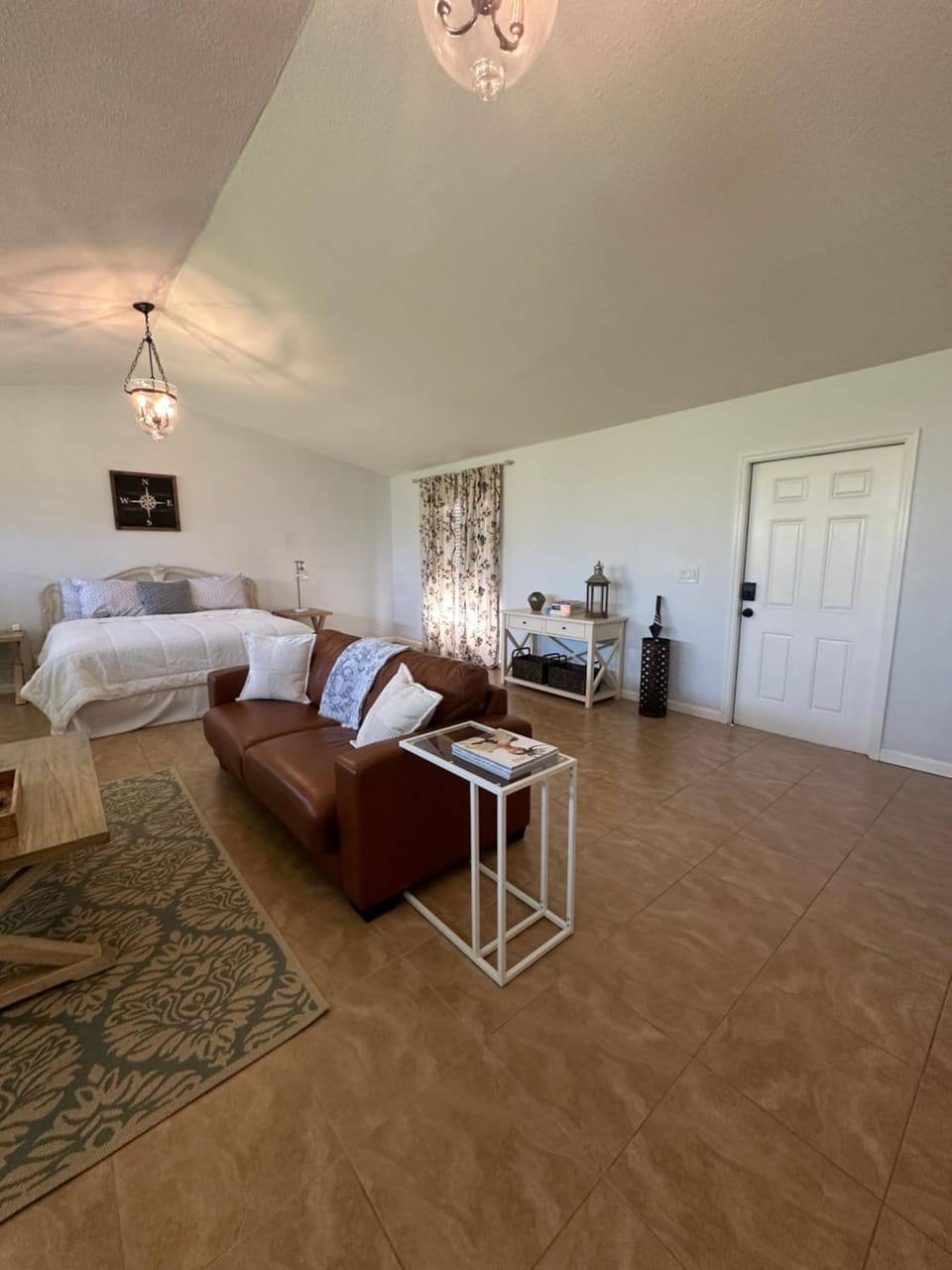 Bed, Seating area