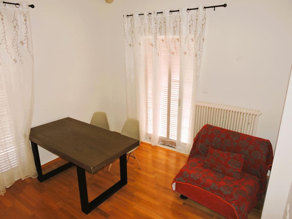Bed, Seating area, Dining area