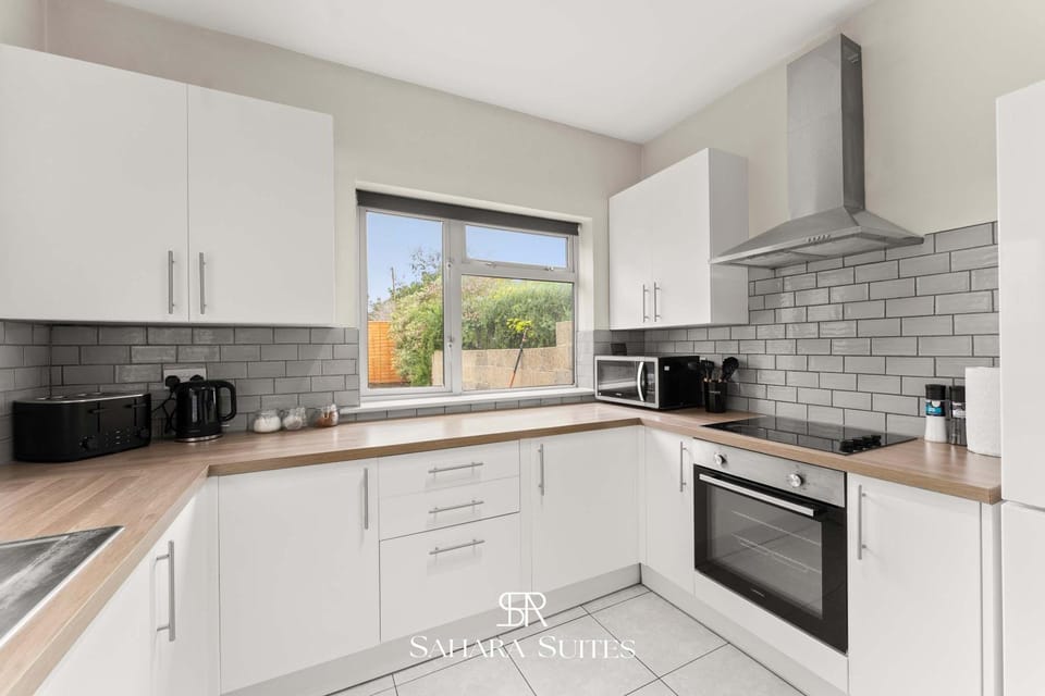 Coffee/tea facilities, Kitchen or kitchenette, microwave, oven, stove, toaster