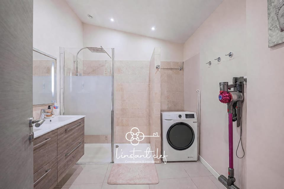 Shower, Bathroom, towels, washing machine