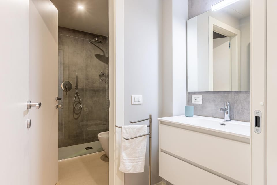 Shower, Toilet, Bathroom, bidet, towels