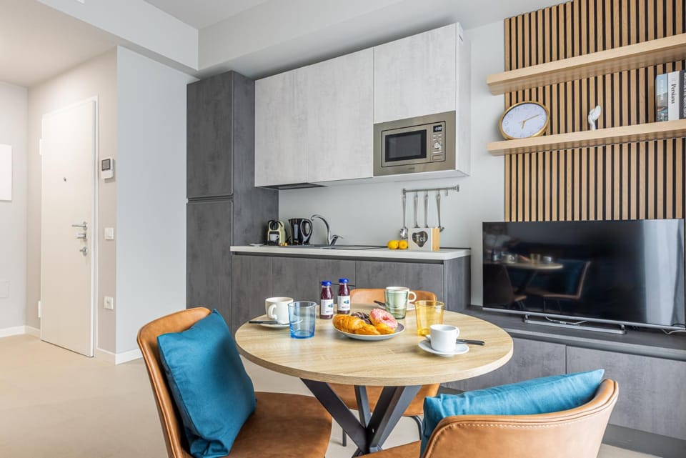 Coffee/tea facilities, Kitchen or kitchenette, Living room, Seating area, Dining area, stove, toaster