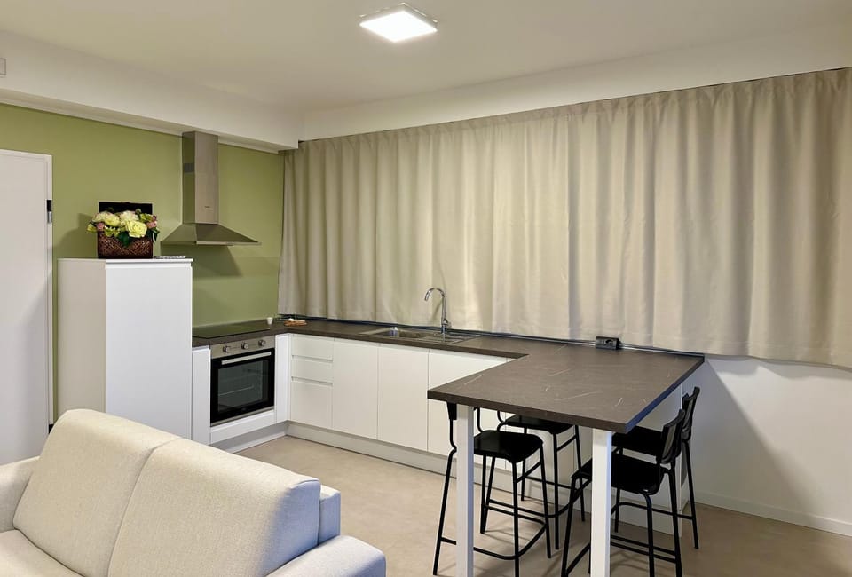 Kitchen or kitchenette, Living room, Seating area, Dining area, oven, stove