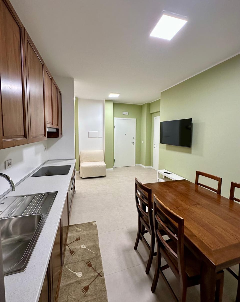 Communal lounge/ TV room, TV and multimedia, Kitchen or kitchenette, Living room, Seating area, Dining area, oven