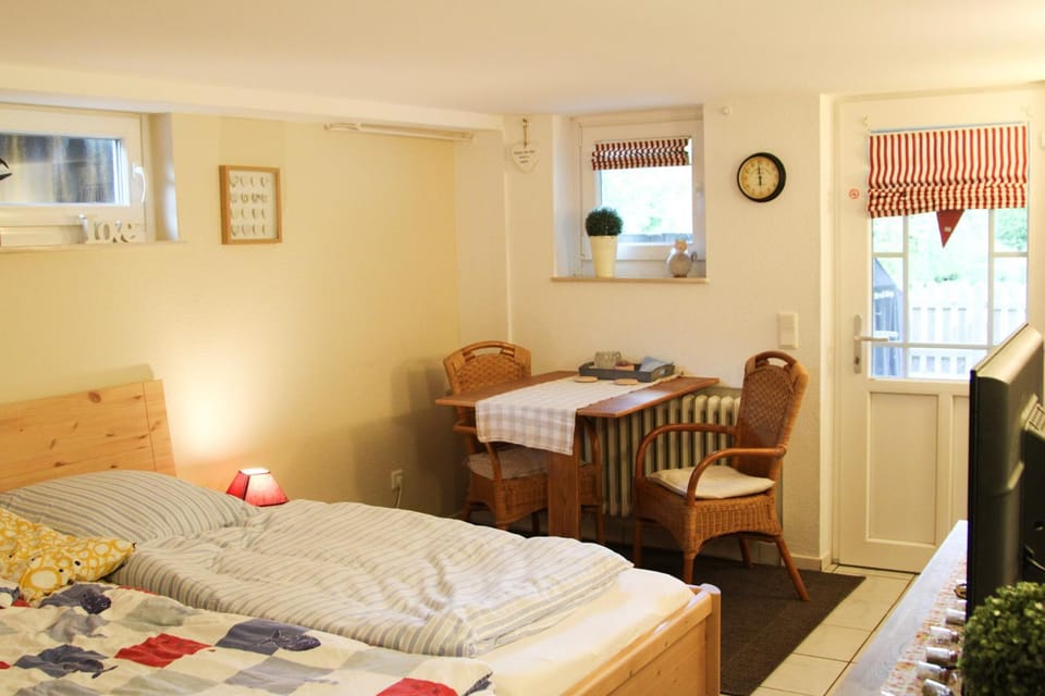 Bed, Living room, Photo of the whole room, Seating area, Dining area, Bedroom