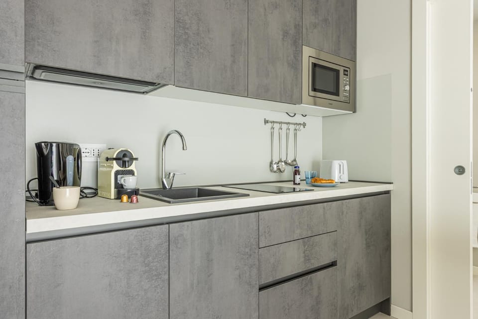 Coffee/tea facilities, microwave