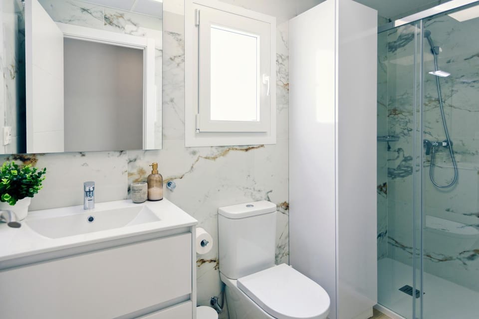 Shower, Toilet