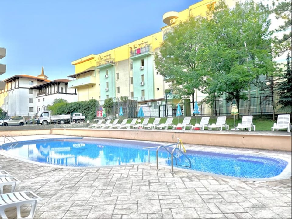 Swimming pool, sunbed