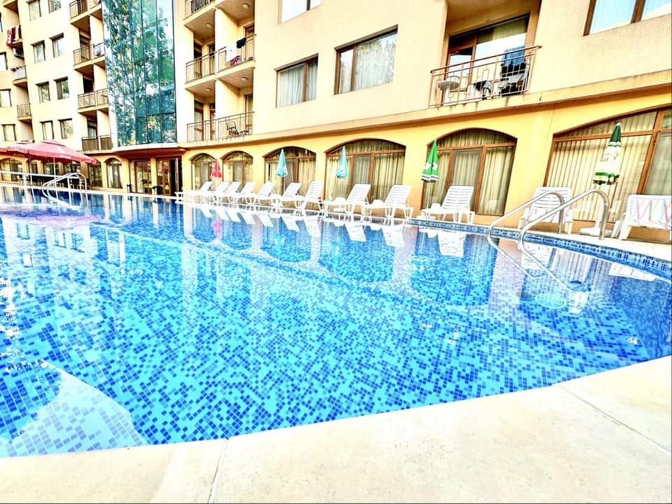 Property building, Swimming pool, sunbed