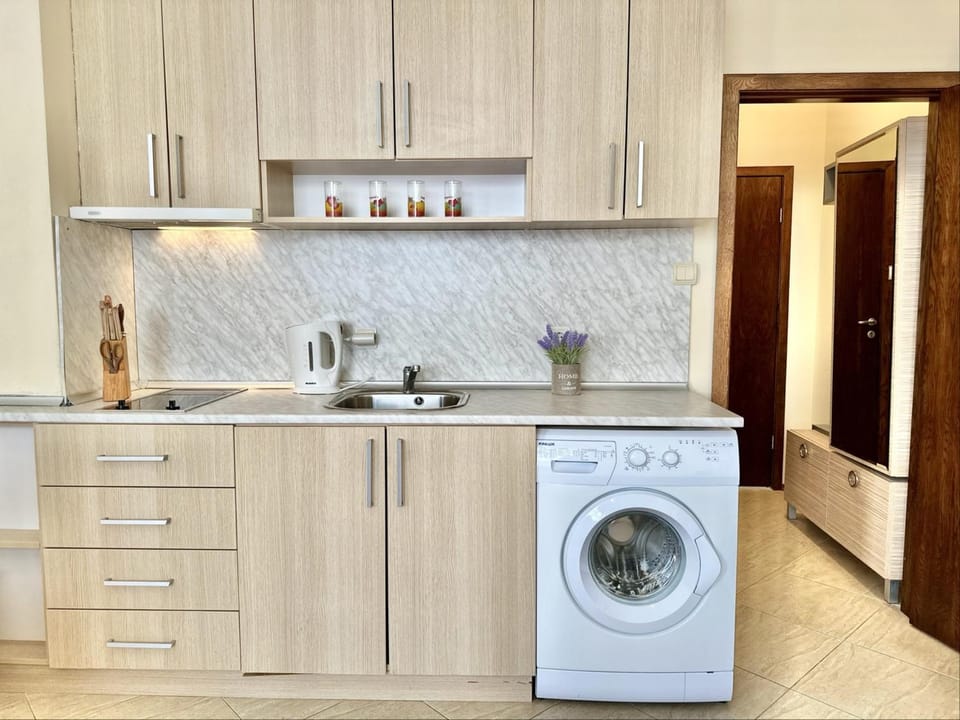 Kitchen or kitchenette, stove, washing machine