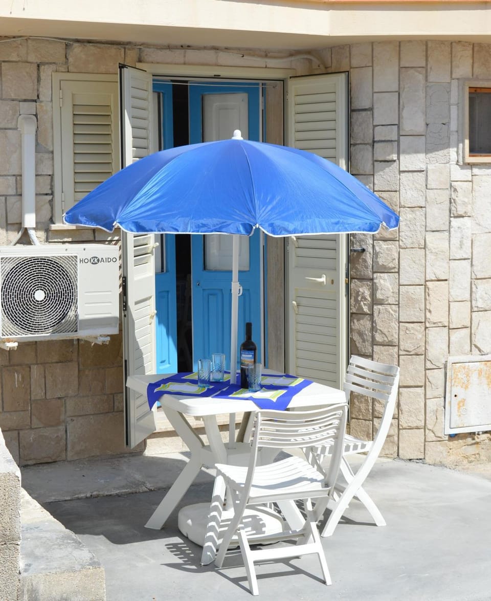 Facade/entrance, Balcony/Terrace