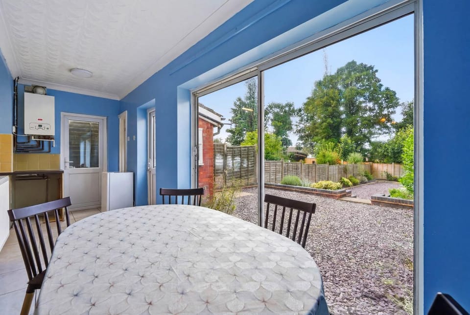 4 Bedroom Central Birmingham House in Oldbury