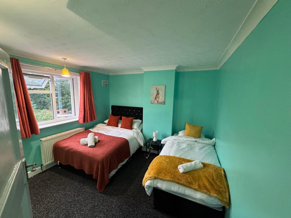 4 Bedroom Central Birmingham House in Oldbury