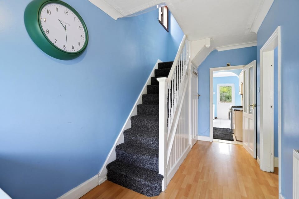 4 Bedroom Central Birmingham House in Oldbury