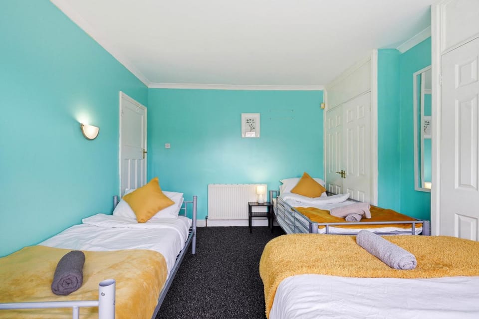 4 Bedroom Central Birmingham House in Oldbury