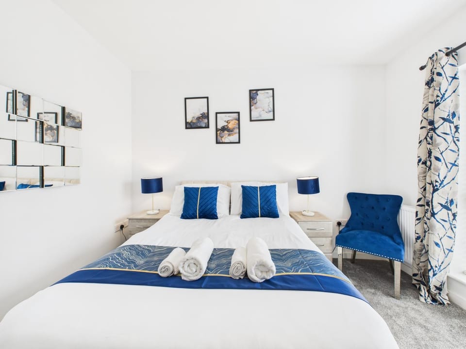 Bed, Photo of the whole room, Bedroom, towels