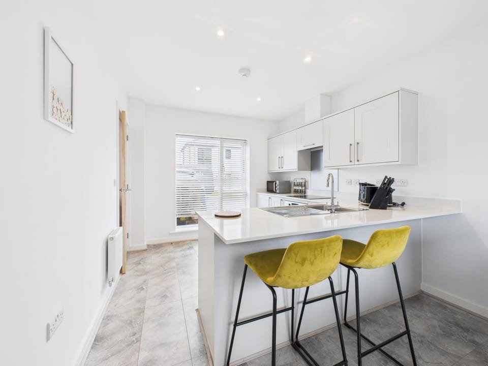 Coffee/tea facilities, Kitchen or kitchenette, Dining area, stove, toaster