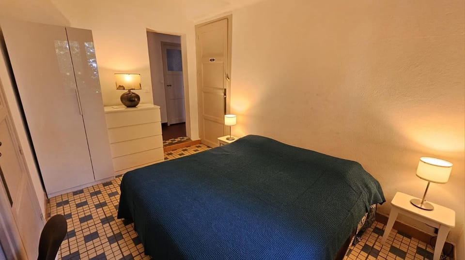 Photo of the whole room, Bedroom