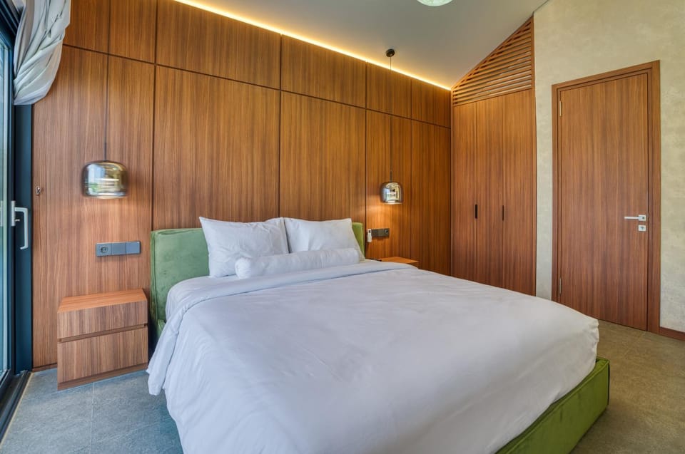 Bed, Photo of the whole room, wardrobe