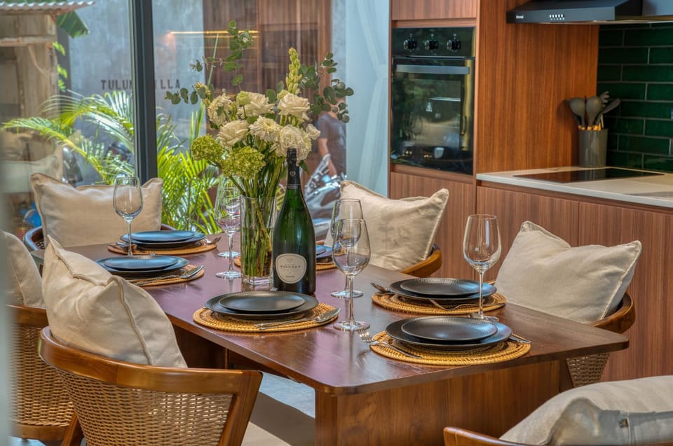 Kitchen or kitchenette, Living room, Food and drinks, Dining area