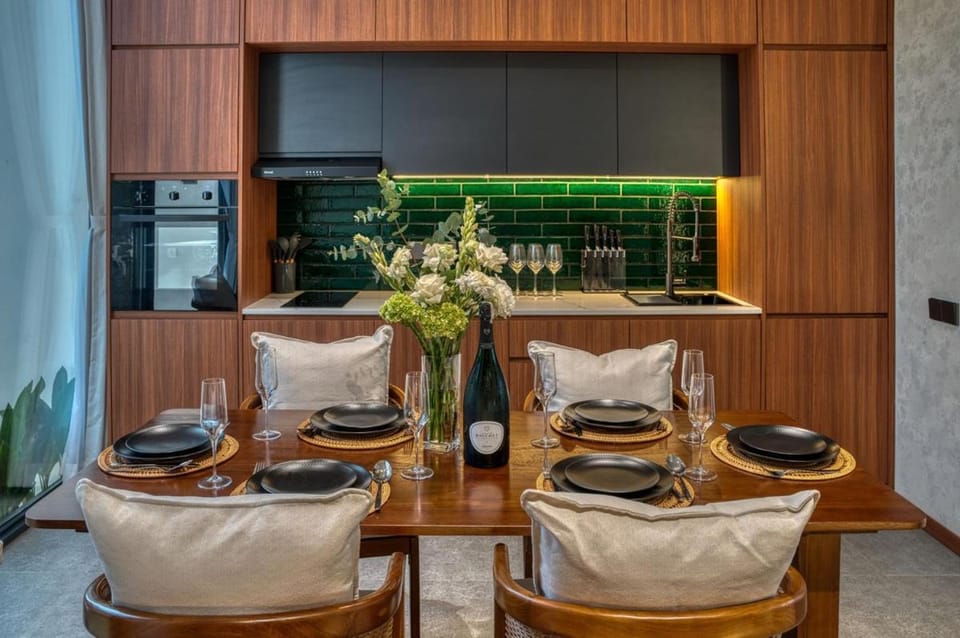Kitchen or kitchenette, Food and drinks, Dining area