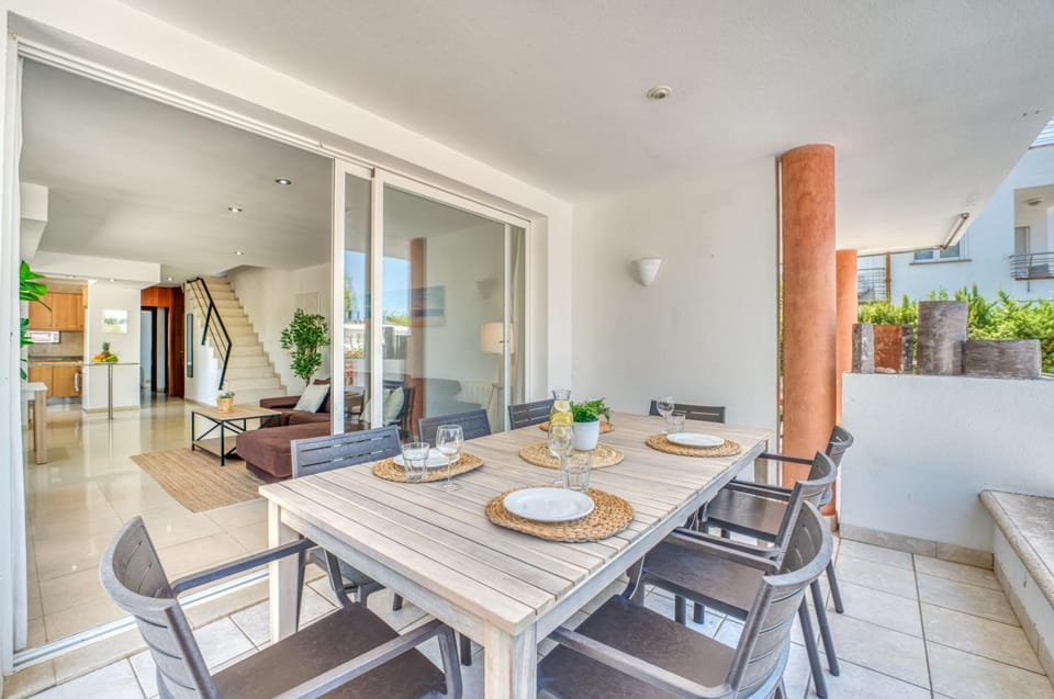 Restaurant/places to eat, Living room, Breakfast