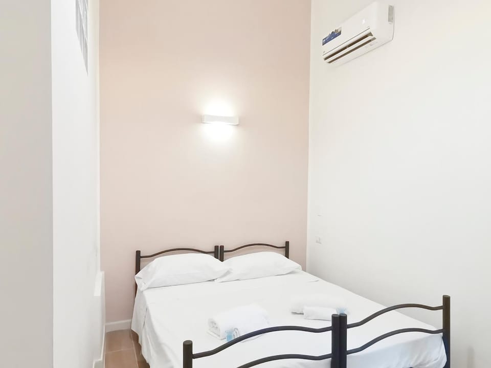 Bed, Photo of the whole room, Bedroom, air conditioner