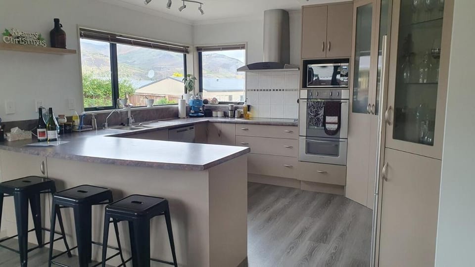 Spacious on Sarita House in Otago