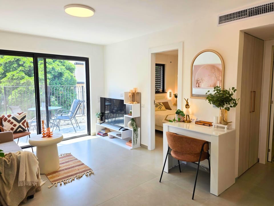 Communal lounge/ TV room, TV and multimedia, Living room, Seating area, Dining area, Evening entertainment